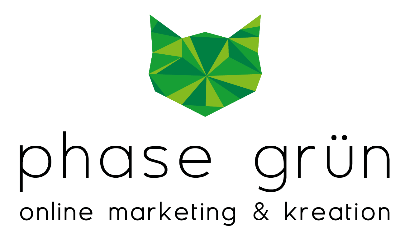 Das Icon des phase grün Logos hat eine geometrische Katzenform und ist in vielen kleinen Dreiecken mit verschiedenen drei Grüntönen unterteilt. Unterhalb des Katzenkopf steht der Schriftzug: phase grün. online marketing und kreation