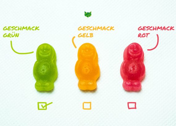 Three differently coloured gummy bears represent the personalisation. Under the green one is a box with a tick.