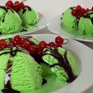 Wenn Ihr Euch zwischen einem gesunden Salat und einem Eis entscheiden müsstet, würdet Ihr dann Schoko oder Vanille nehmen? 😎

Wie Ihr seht, fanden wir das grüne ganz nICE! 😋

Heute ist National Ice Cream Day und bei den Temperaturen solltet Ihr Euch zur Feier des Tages unbedingt ein Eis gönnen🍨🥄
.
.
.
#icecreamday #wirgönnenuns #selbstgemacht #eis #icecream #schlecken #abkühlung #cooling #yogurt #genießen #enjoy #sommer #summer #sonne #sun #phasegrün #phasegrünfoto #kreativagentur #werbeagentur #Saarland #onlinemarketing #kreat