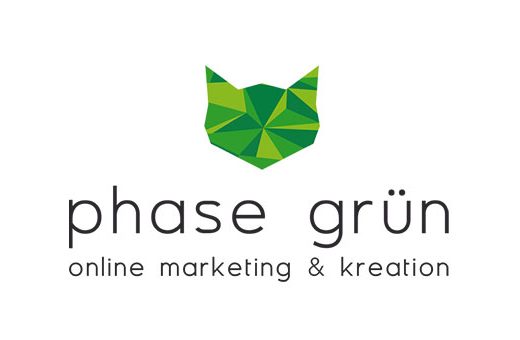 Das neue Logo von phase grün wandert mit der Zeit. Aus den drei grünen Punkten ist ein geometrischer Katzenkopf entstanden, der durch dreieckige Flächen eine dreidimensionale Optik erhält. Unter dem Katzenkopf steht der Schriftzug »phase grün. online marketing & Kreation«.