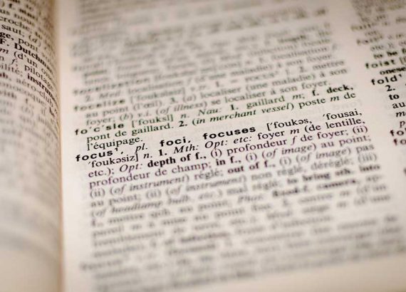 Das Bild zeigt eine Seite eines Wörterbuches. Bis auf das Wort "focus" sind alle anderen Wörter verschwommen.