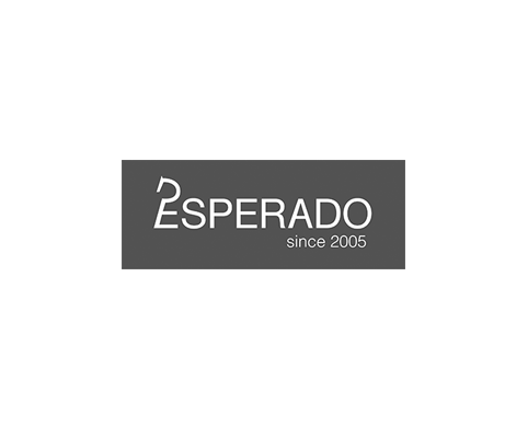 Ein Schriftzug in einem dunkelgrauen rechteckigen Kasten lautet ESPERADO since 2005. Das E, des Wortes Esperanto, hat am oberen Ende eine Erweiterung. Die Grafik bildet ein Pferdekopf im Profil.