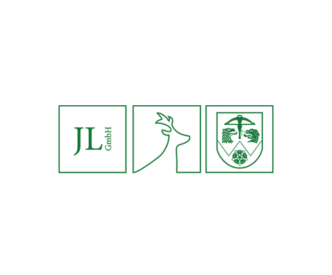 Drei Quadrate bilden das Jagen Lernen GmbH Logo. Im linken Quadrat werden die Buchstaben JL GmbH gezeigt. In der Mitte sieht man die Kontur eines Hirschs mit Geweih. Rechts wird ein Wappen gezeigt, bestehend aus den Elementen Armbrust, Adler Löwe und einer Blume.
