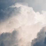 »Warum ein Shitstorm kein Weltuntergang sein muss« - Das Bild zeigt eine bedrohliche Wolke die von einem hellen Lichtstrahl in der Mitte angeleuchtet wird, die Hoffnung verspricht.
