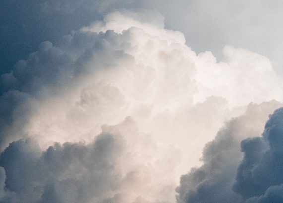 »Warum ein Shitstorm kein Weltuntergang sein muss« - Das Bild zeigt eine bedrohliche Wolke die von einem hellen Lichtstrahl in der Mitte angeleuchtet wird, die Hoffnung verspricht.