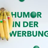 Bananen, mit Nasen aus bunten Kugeln und Augen bestückt, überdecken die Frage »Humor in der Werbung?«. Grüne Kugeln sind über das Bild verteilt.