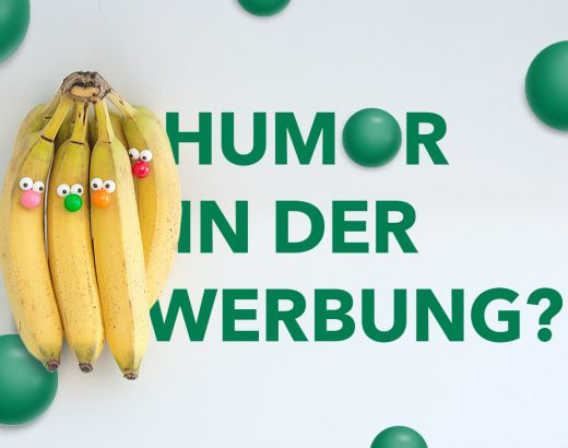 Bananen, mit Nasen aus bunten Kugeln und Augen bestückt, überdecken die Frage »Humor in der Werbung?«. Grüne Kugeln sind über das Bild verteilt.