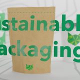 Sustainable Packaging wird grafischdargestellt durch drei Verpackungen, eine nachhaltige aus Papier im Vordergrund, links ein Tetra Pak und rechts ein Coffee to go Becher aus Pappe