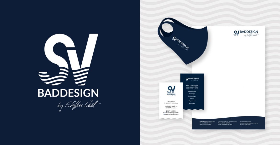 Das Logo SV Baddesign ist mit den Initialen SV aufgebaut. In den Initialen sind auf halber höhe Wellen zu sehen. Rechts vom Bild ist das passende Corporate Design für die Geschäftsausstattung umgesetzt.