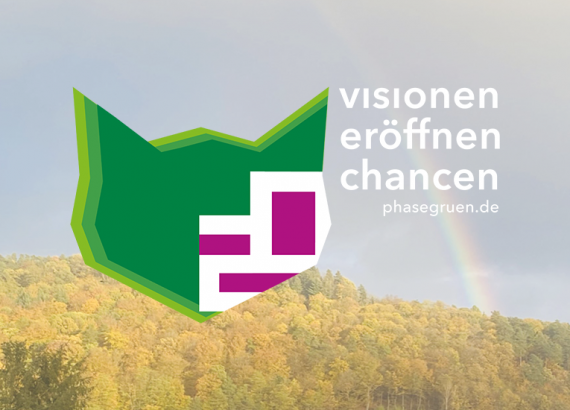 20 Jahre phase grün. Das Katzenlogo zum 20. Jubiläum ist zu sehen, mit dem Slogan "Visionen eröffnen Chancen". Im Hintergrund ist ein Regenbogen zu sehen.