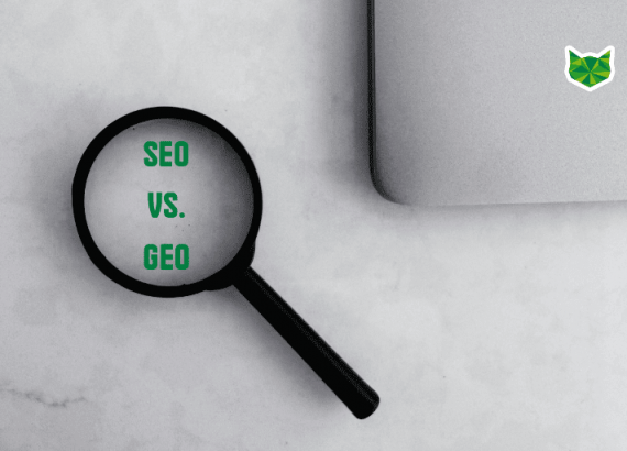 Ein Lupe liegt auf einem Schreibtisch und zeigt auf einen Text. Der Text lautet: SEO vs. GEO.